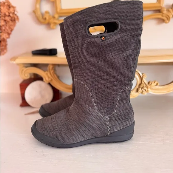 - Womens like new BOGS size 7 insulated  Gray Boots
