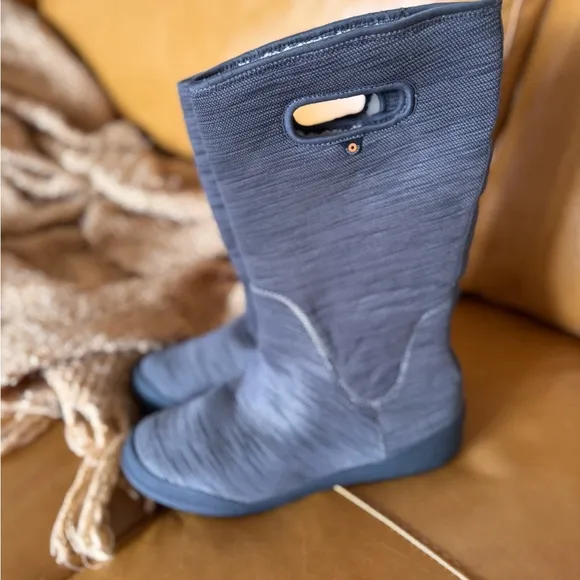 - Womens like new BOGS size 7 insulated  Gray Boots