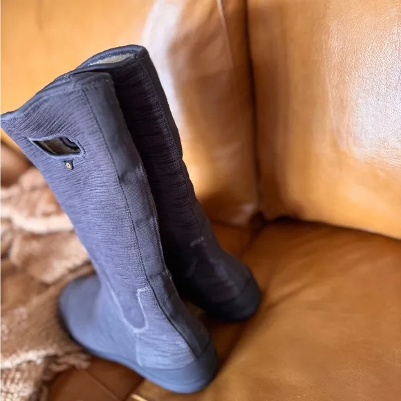- Womens like new BOGS size 7 insulated  Gray Boots
