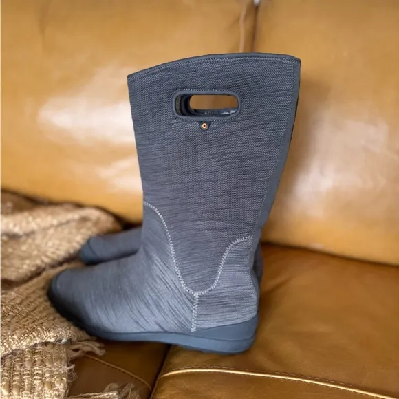 - Womens like new BOGS size 7 insulated  Gray Boots