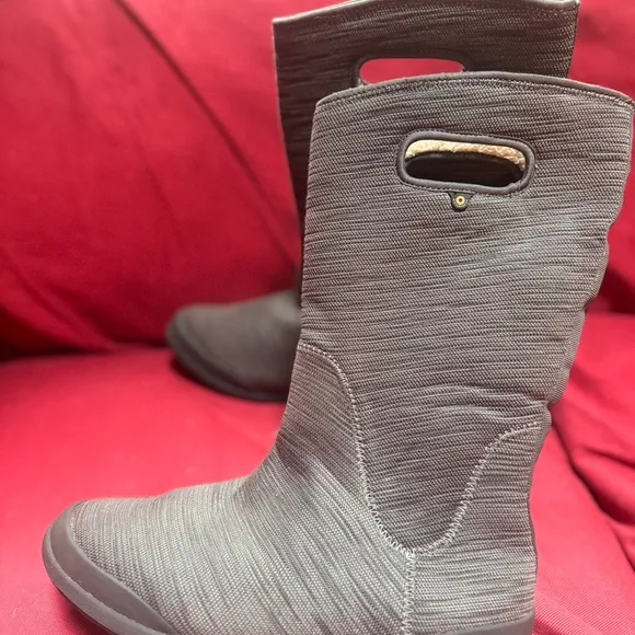 - Womens like new BOGS size 7 insulated  Gray Boots