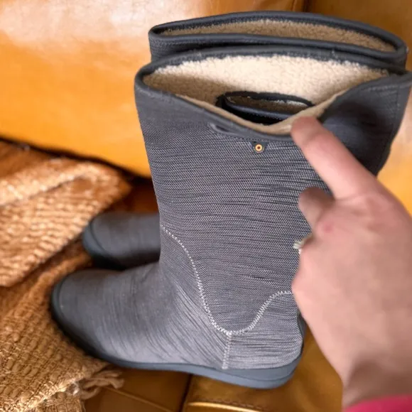 - Womens like new BOGS size 7 insulated  Gray Boots
