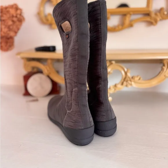 - Womens like new BOGS size 7 insulated  Gray Boots