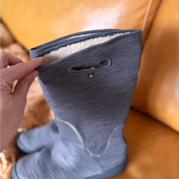 - Womens like new BOGS size 7 insulated  Gray Boots