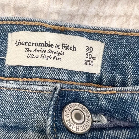 ABERCROMBIE &amp; FITCH Ultra High Rise Ankle Straight Jeans Medium Wash 30XS