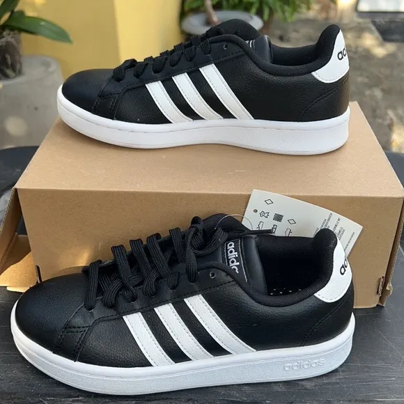 Adidas boys Grand Court sneakers shoes Sz 4.5Y