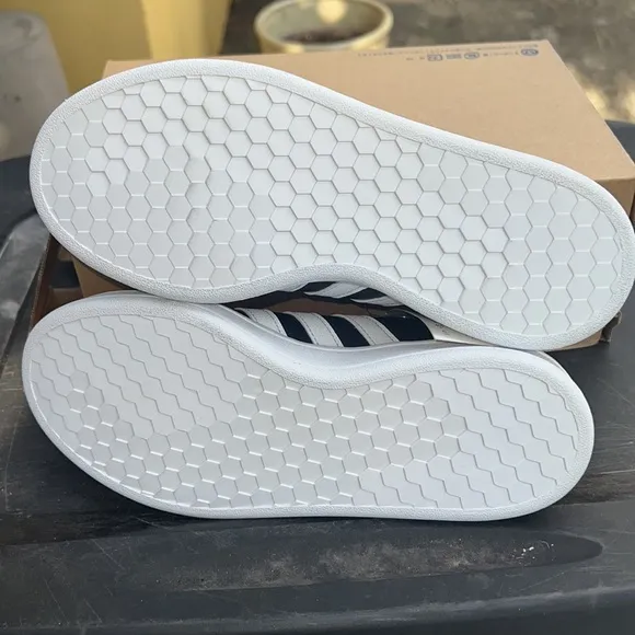 Adidas boys Grand Court sneakers shoes Sz 4.5Y