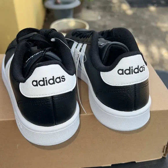 Adidas boys Grand Court sneakers shoes Sz 4.5Y