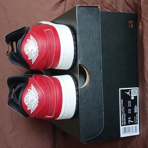 Air Jordan 1 Low Flyease Sneakers