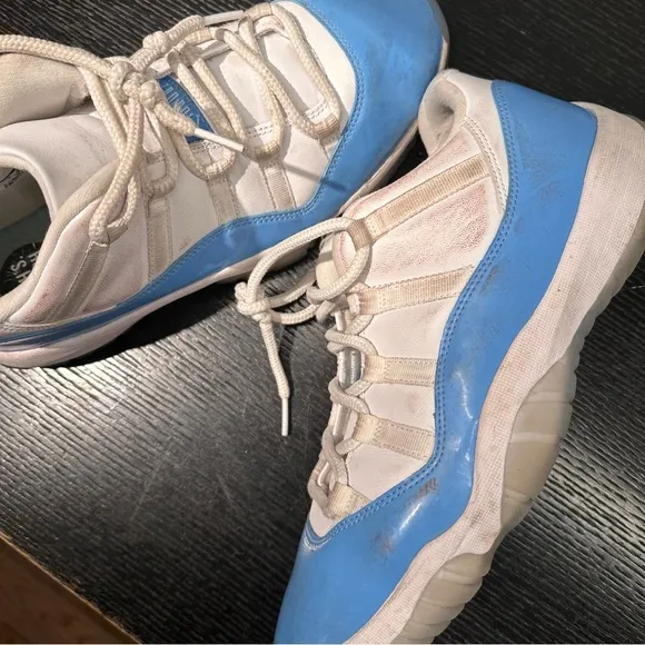 Air Jordan 11 Retro Low 'UNC' size 10.5