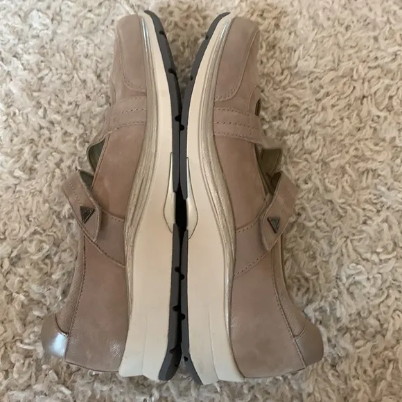 Aravon Size 10.5 Comfort Shoes.