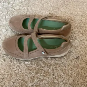 Aravon Size 10.5 Comfort Shoes.