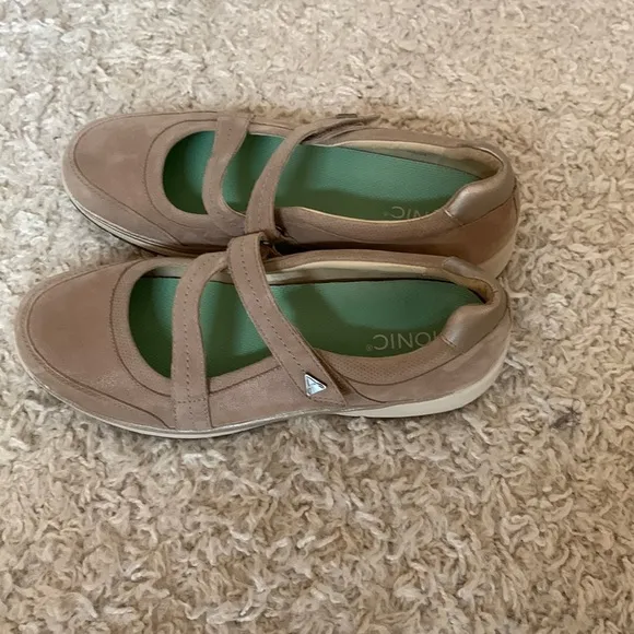 Aravon Size 10.5 Comfort Shoes.