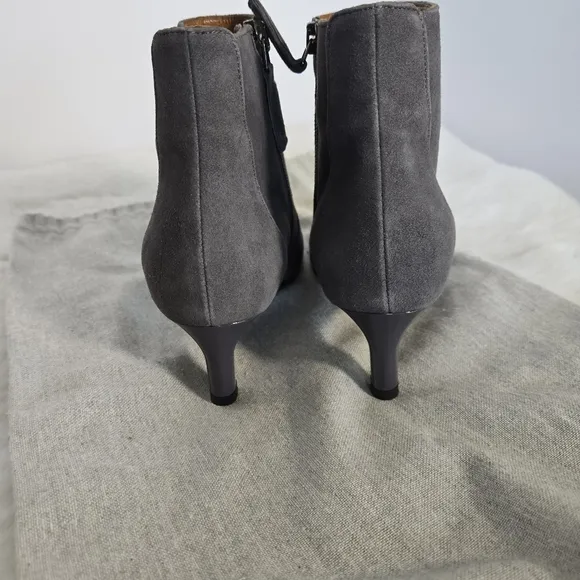 Authentic Italian Aquatalia Marilisa Gray Suede Kitten Heel Ankle Boots Size 5.5