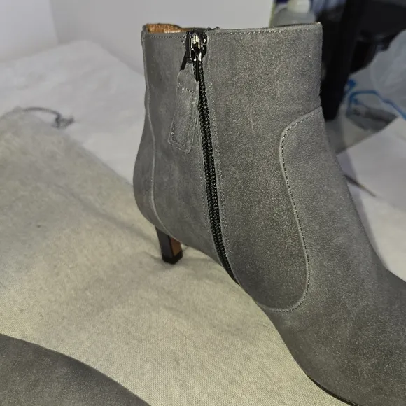 Authentic Italian Aquatalia Marilisa Gray Suede Kitten Heel Ankle Boots Size 5.5