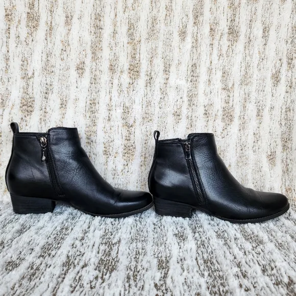 Blondo &quot;Lila&quot; Waterproof Black Leather Ankle Bootie Side Zip | Women's Size 8