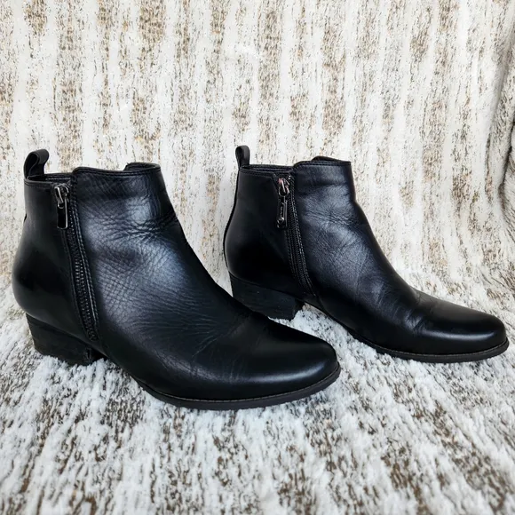 Blondo &quot;Lila&quot; Waterproof Black Leather Ankle Bootie Side Zip | Women's Size 8