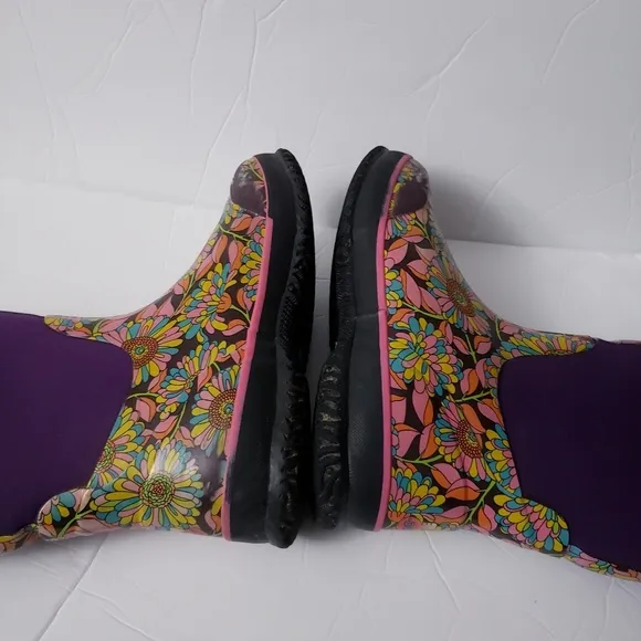 Bogs Classic Mumsie 71191-540  Size. US.6/ EU 39 Purple daisy waterproof floral