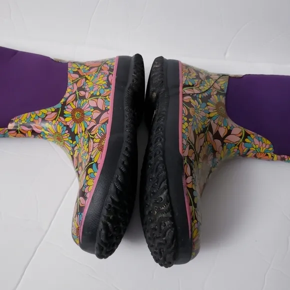 Bogs Classic Mumsie 71191-540  Size. US.6/ EU 39 Purple daisy waterproof floral