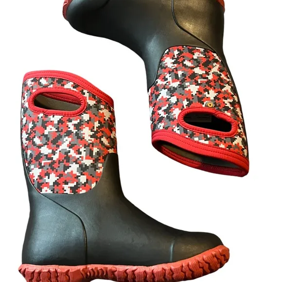 Bogs red and black boots NWOT Waterproof Size 4 youth