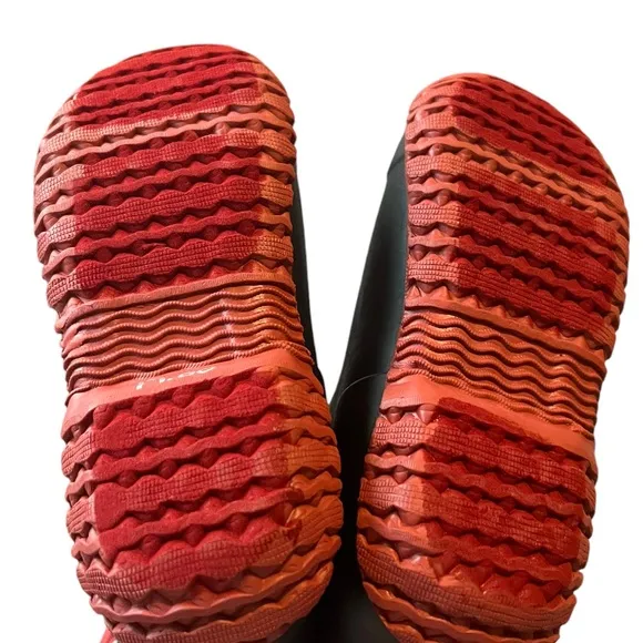 Bogs red and black boots NWOT Waterproof Size 4 youth