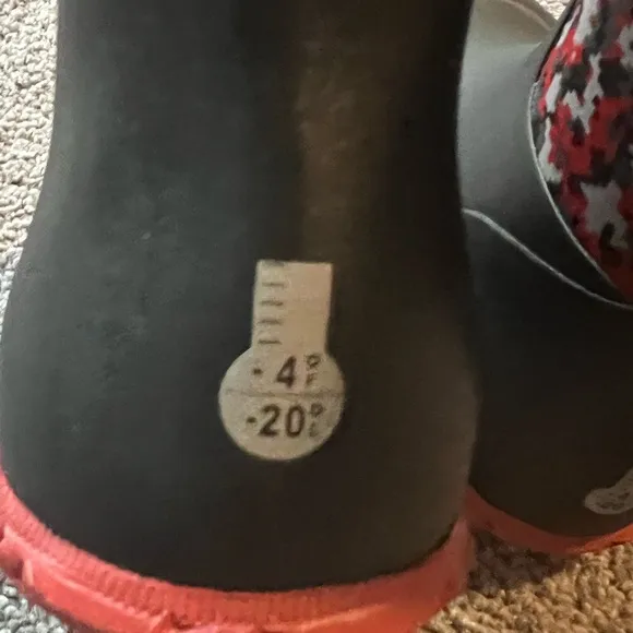 Bogs red and black boots NWOT Waterproof Size 4 youth
