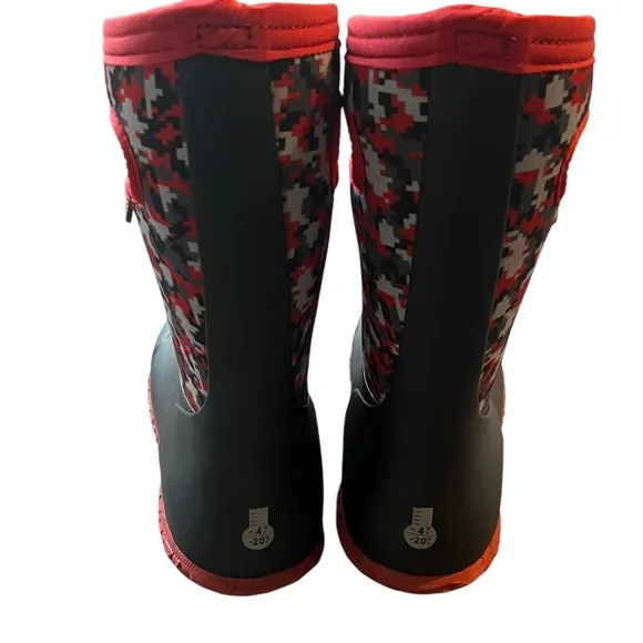 Bogs red and black boots NWOT Waterproof Size 4 youth