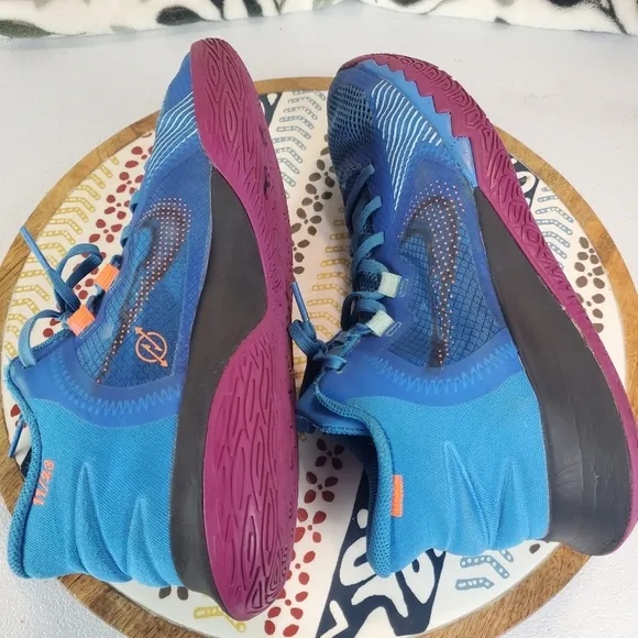 Boys Nike Kyrie Irving basketball shoes Size 6Y
