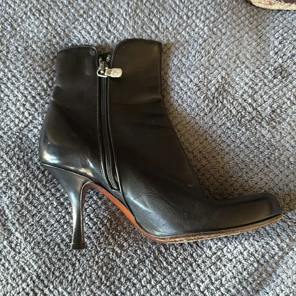 Donald J Pliner Black Leather Ankle Boots Size 6 Pointed Toe Zip Stiletto Heel