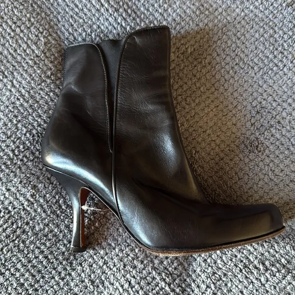 Donald J Pliner Black Leather Ankle Boots Size 6 Pointed Toe Zip Stiletto Heel
