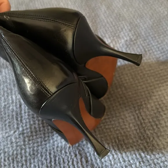 Donald J Pliner Black Leather Ankle Boots Size 6 Pointed Toe Zip Stiletto Heel