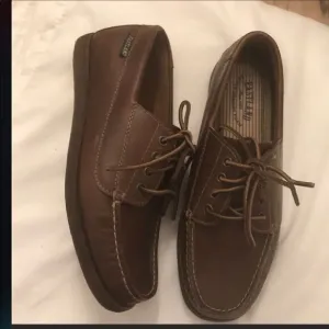 EASTLAND BROWN LEATHER DOCK SHOES.  NEW.