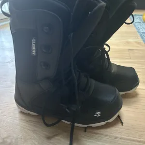Element  Black Snowboarding Boots