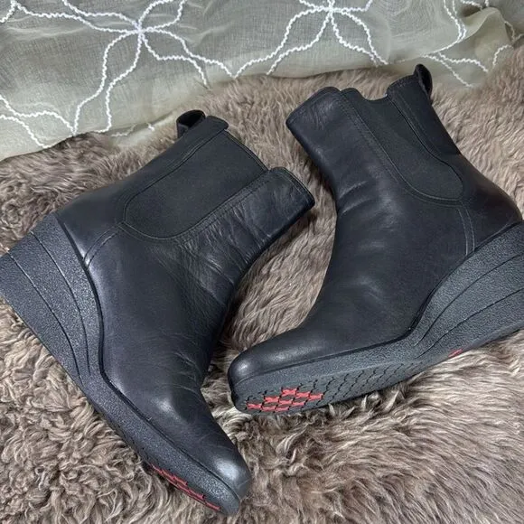 (F1) UGG, leather platform boots, waterproof, women's size 8