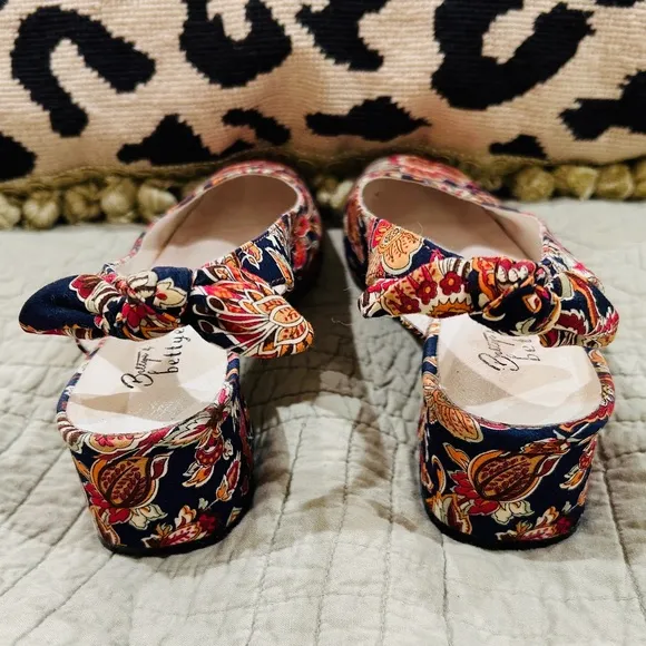 F25-Bettye Muller Paisley/Floral Canvas Slingback Heels