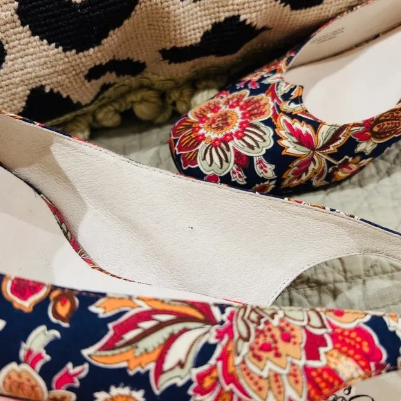 F25-Bettye Muller Paisley/Floral Canvas Slingback Heels