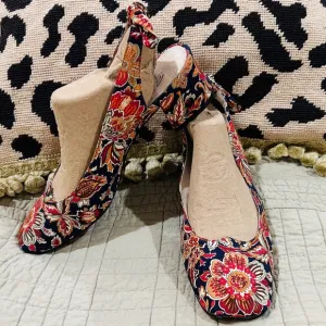 F25-Bettye Muller Paisley/Floral Canvas Slingback Heels