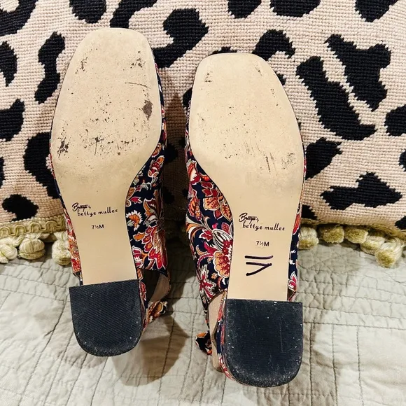 F25-Bettye Muller Paisley/Floral Canvas Slingback Heels
