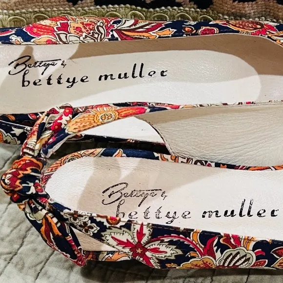 F25-Bettye Muller Paisley/Floral Canvas Slingback Heels