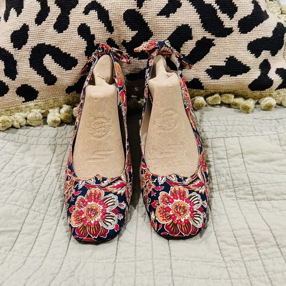 F25-Bettye Muller Paisley/Floral Canvas Slingback Heels