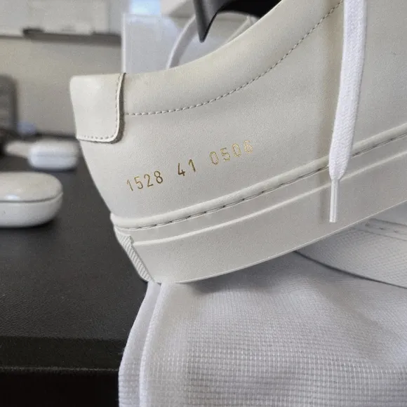 Flawless Pair Of White Commons Projects Achilles Low Sz 8 New w Box, Bag, Laces