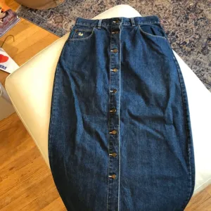 Gloria Vanderbilt blue denim button midi skirt