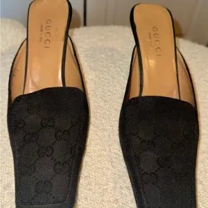 Gucci Women's Black Mules size 8.5 Canvas