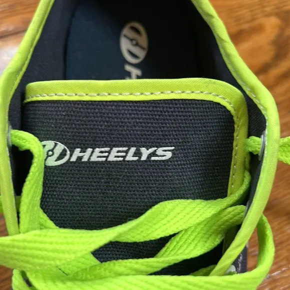 Heely’s brand canvas blue/green wheeled shoes. Youth size 4. Excellent condition
