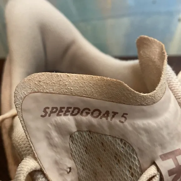 HOKA One One Women's SpeedGoat 5 Cream/Sandstone Trainers Running Shoes 8B