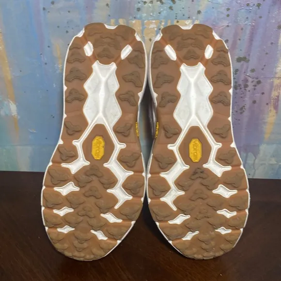 HOKA One One Women's SpeedGoat 5 Cream/Sandstone Trainers Running Shoes 8B