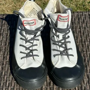 Hunter Lace-Up Canvas Sneakers - Unisex Size 6.5M/8.5W