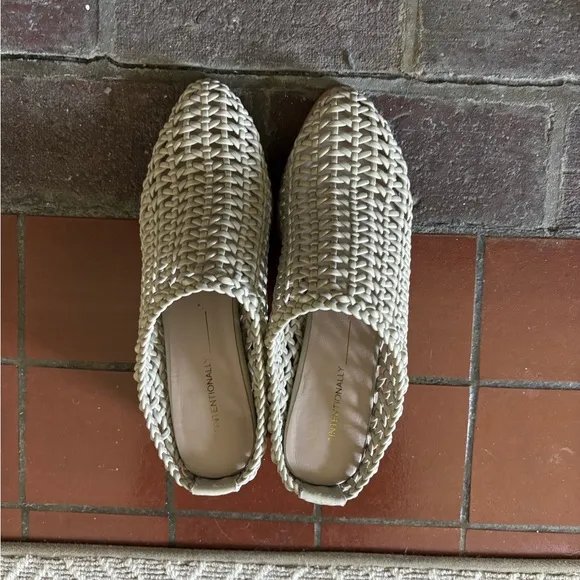 Intentionally Blank - Women's Cream Woven Mules, size 7