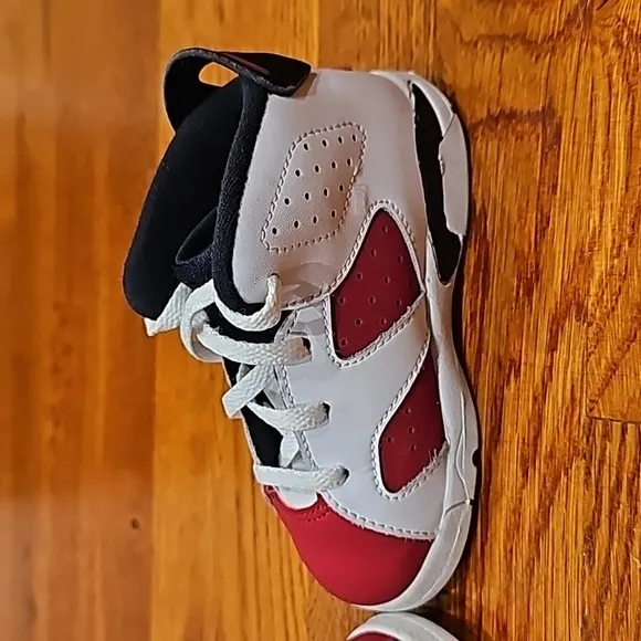 Jordan 6 Retro Carmine sneakers
