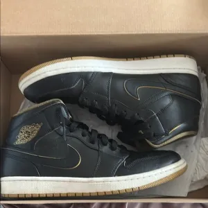 Jordan Men's Black and Gold Sneakers